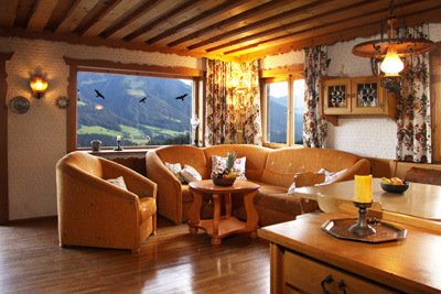 großzügiges Wohnzimmer mit freiem Blick aufs Tal